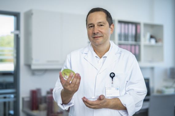 Prim. Priv.‐Doz. Dr. Rainer Gattringer, Leiter des Instituts für Hygiene und Mikrobiologie