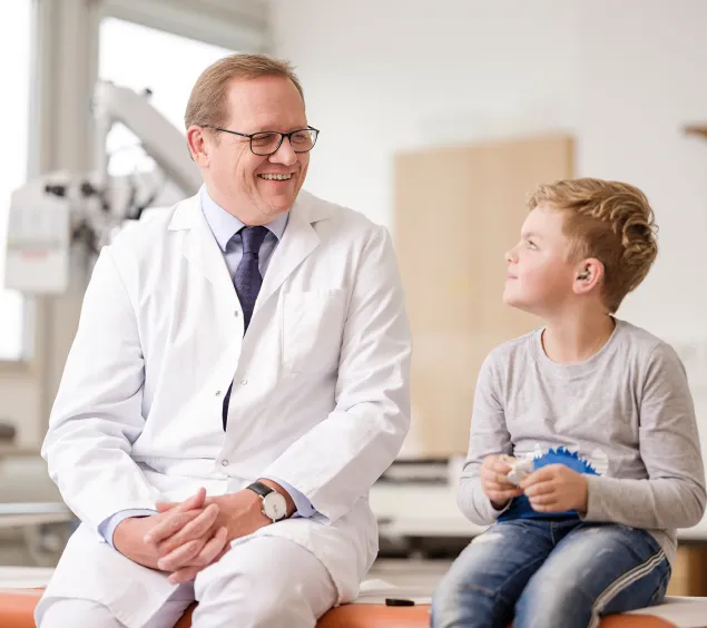 Bild von Dr. Keinztel mit einem Kind