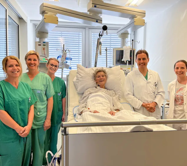 Das Therapieteam mit der Patientin