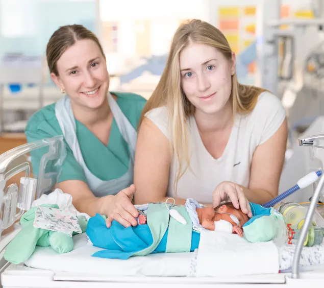 Pflegerin mit Mutter und Kind