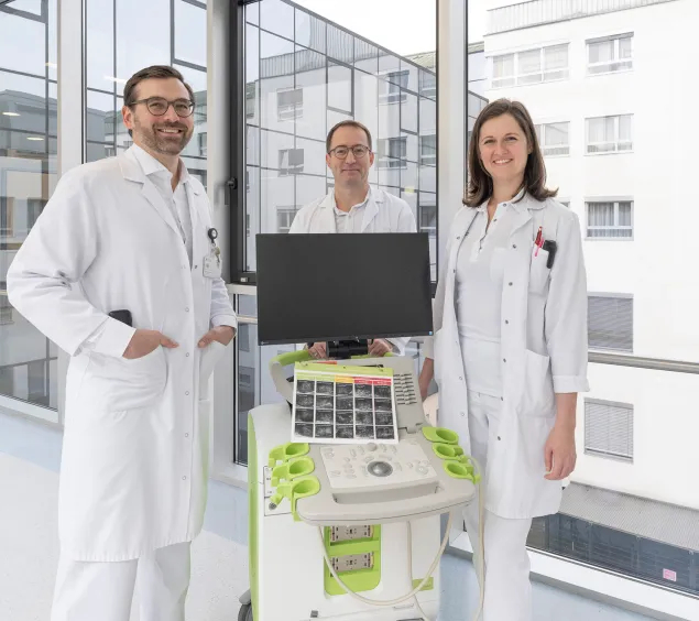 Moderne Diagnostik:: Gezielte Bildgebung der Prostata, Im Bild (v.l.n.r.): Prim. Dr. Clemens G. Wiesinger, FEBU, MSc, OA Dr. Emir Mirtezani und Dr. Tanja Kirchschlager, alle Abteilung für Urologie, Klinikum Wels-Grieskirchen