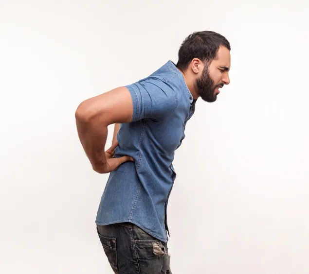 Mann mit Rückenschmerzen