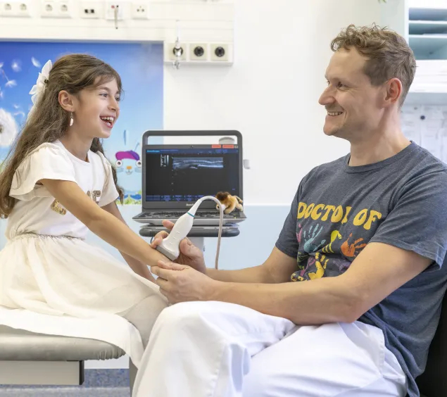 Bild Kinderorthopädie Arzt mit Patientin
