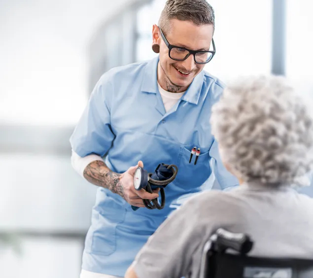 Roman Echer in Ausbildung zur Pflegefachassistenz