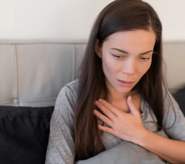 Frau mit Atembeschwerden