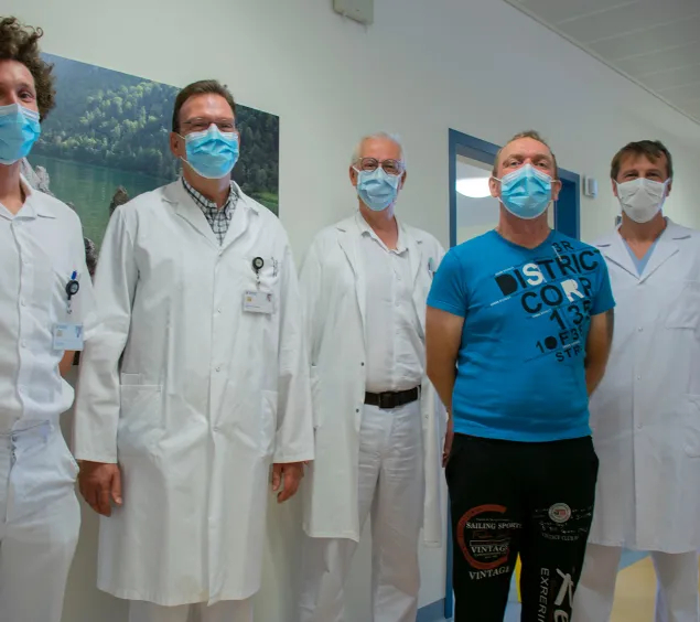 Patient mit Ärzte-Team der Aortendissektion