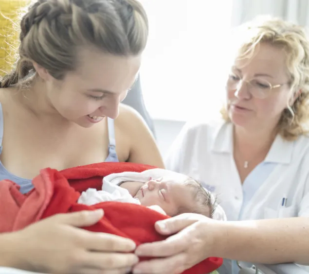 Mutter und Neugeborenes mit Pflege