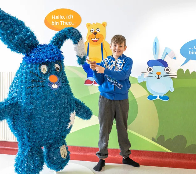 Kind von Kinderambulanz mit Hase Lilly