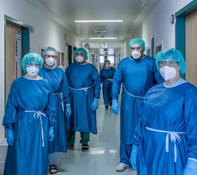 KlinikummitarbeiterInnen mit Schutzkleidung