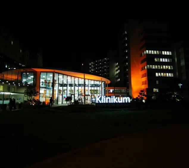 Klinikum Wels-Grieskirchen bei Nacht