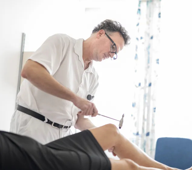 Dr. Dierk Oel in der MS-Diagnostik