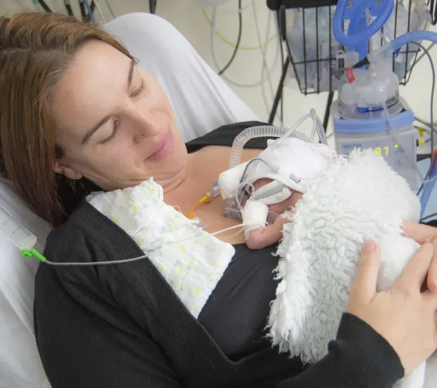 Mutter mit neugeborenem Kind in Neonatologie