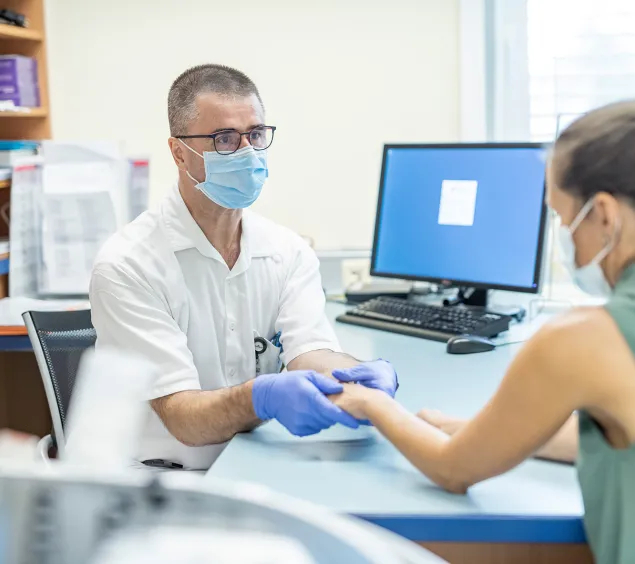 Untersuchung beim Rheumatologen