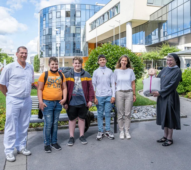 Sr. Franziska Buttinger bei der Übergabe der Reanimationspuppe