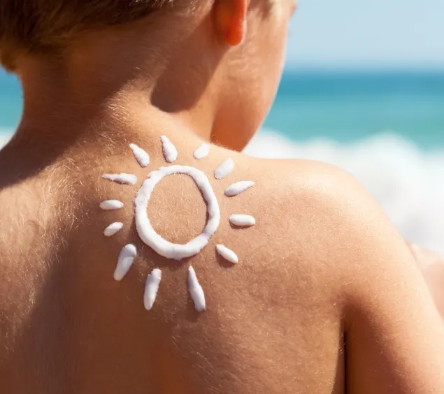 Junge mit Sonnencreme