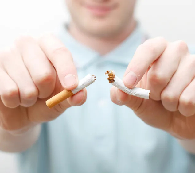 Nichtraucher zerbricht Zigarette