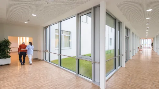 Lichtdurchfluteter Rundgang zur Mobilisierung