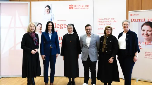 Gesundheitslandesrätin LH-Stv. Christine Haberlander, Sr. Franziska Buttinger, GFin Klinikum Wels Grieskirchen sowie Mag. Karin Zauner, Direktorin des Ausbildungszentrum mit drei der zehn österreichweit ersten OTA-AbsolventInnen. Foto: Land OÖ/Andreas Krenn