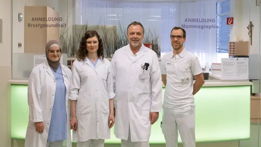 Das Interventionsteam am Brustgesundheitszentrum Wels: Radiologietechnologin Vanesa Nuhanovic, MUDr. Natalia Ondkova, EDiR, OA Dr. Peter Spöttl und OA Dr. Georg Hödl