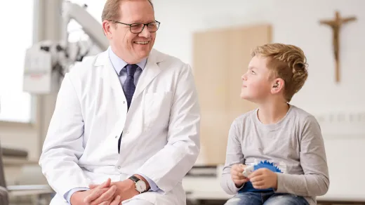 Ein Cochlea-Implantat kann Lebensqualität zurückgeben: Nicht nur Kinder, auch ältere Menschen mit altersbezogener starker Hörminderung profitieren von der modernen Hörprothese.