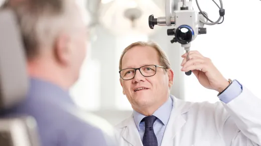 Hören verbindet – auch im Alter: Studien zeigen, dass unbehandelter Hörverlust das Risiko für kognitiven Abbau erhöht. Bereits ab dem 60. Lebensjahr nimmt die Hörleistung messbar ab – bei vielen älteren Menschen beeinträchtigt das zunehmend die Lebensqualität.