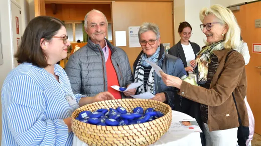 Personen kommen zum Wissensforum