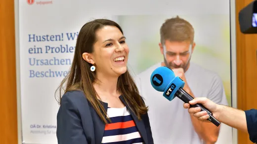 Oberärztin Dr. Kristina Kutics beim Gespräch mit WT1