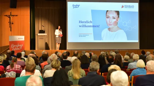 Simona Pindeus bei der Eröffnungsmoderation