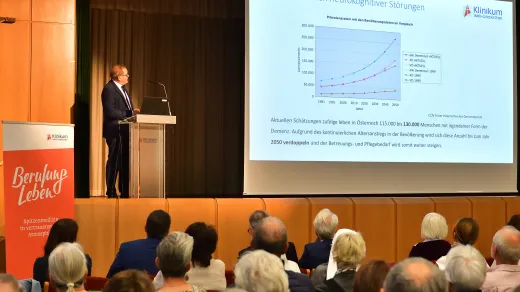 Prim. Dr. Thomas Keintzel bei seinem Vortrag.