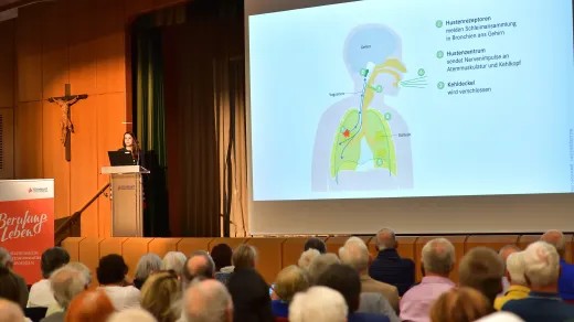 Oberärztin Dr. Kristina Kutics bei ihrem Vortrag.