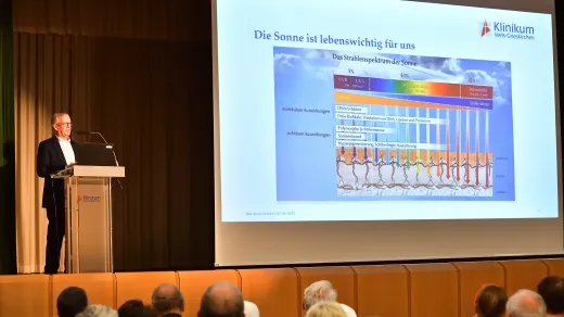 Prim. Dr. Werner Saxinger bei seinem Vortrag.