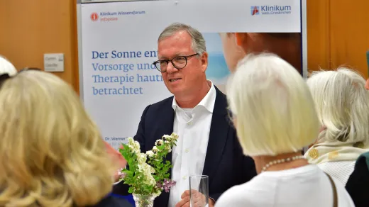 Prim. Dr. Werner Saxinger im Gespräch mit Besucherinnen und Besuchern.