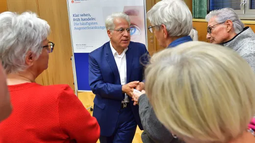 Prim. Dr. Ali Abri im Gespräch mit Besucherinnen und Besuchern.