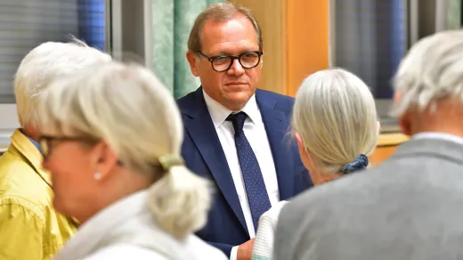 Prim. Dr. Thomas Keintzel im Gespräch mit Besucherinnen und Besuchern.