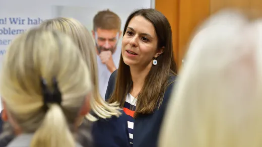 Oberärztin Dr. Kristina Kutics im Gespräch mit Besucherinnen und Besuchern.