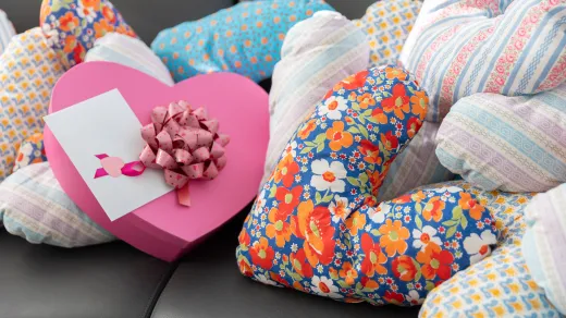 bunte Herzkissen