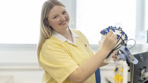 Theresa Salzmann im Freiwilligen Sozialen Jahr am Klinikum Wels-Grieskirchen