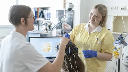 Diagnostik hautnah: Beim EEG hilft die Teilnehmerin im FSJ dem Team, Elektroden anzulegen und Abläufe vorzubereiten – ein faszinierender Einblick in die Neurologie.