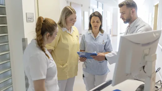 Wenn es ihr Zeitplan erlaubt, nutzt Theresa die Gelegenheit, um das interdisziplinäre Team bei der Visite zu begleiten. Hier erlebt sie hautnah, wie Diagnosen besprochen und Behandlungspläne umgesetzt werden.