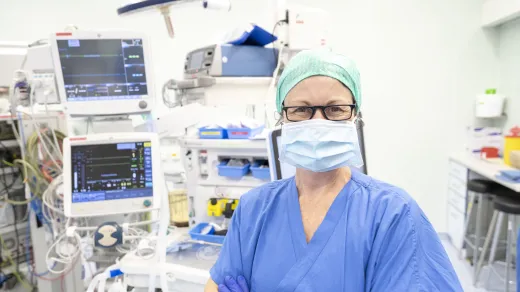 Für Mensch und Umwelt: Mit Erfahrung und Feingefühl setzt die Anästhesie am Klinikum Wels-Grieskirchen auf Nachhaltigkeit – durch Niedrigflussnarkosen und moderne Aktivkohlefilter werden Emissionen reduziert und wertvolle Ressourcen geschont.