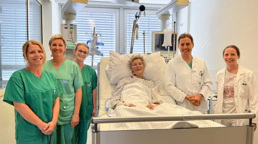 Ein Teil des Therapieteams mit der Patientin (v.l.n.r.): DGKP Silke Lehner,  Radiologietechnologin Marijke Landerl-Testor, DGKP Karin Schmidberger, die Patientin, Prim. Priv.- Doz. Dr. Ronald K. Binder, Leiter der Abteilung für Innere Medizin II, Kardiologie und Intensivmedizin und OÄ Dr. Kathrin Danninger, alle Klinikum Wels-Grieskirchen.