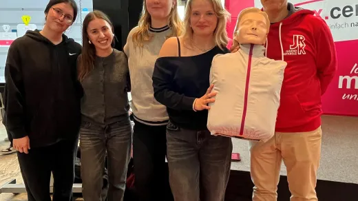 Über den ersten Platz durfte sich im Vorjahr das Schauergymnasium freuen. Die Schule erhielt eine Reanimationspuppe, die vom Klinikum zur Verfügung gestellt wurde. Diese wird im Unterricht eingesetzt, um lebensrettende Maßnahmen praxisnah zu schulen.
