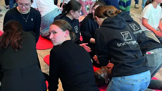 Am 10. Oktober 2025 heißt es wieder: Es braucht nur 2 Hände, um 1 Leben zu retten! Rund 100 Schülerinnen und Schüler aus vier Welser Schulen zeigen im max.center eindrucksvoll, wie wichtig jede Herzdruckmassage ist.