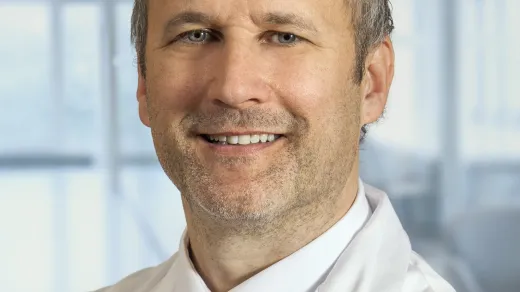 Univ.-Prof. Prim. Dr. Andreas Zierer, Leiter des Oö. Referenzzentrums für Herz-, Gefäß- und Thoraxchirurgie und Präsident der Österreichischen Gesellschaft für Herz- und thorakale Gefäßchirurgie