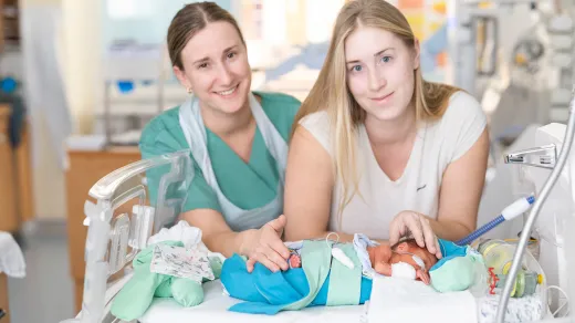 Pflegerin mit Mutter und Baby