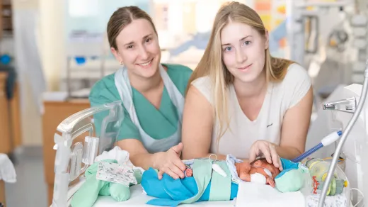 Pflegerin mit Mutter und Kind