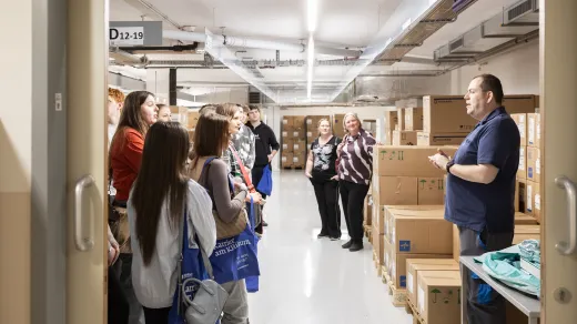 Tief unter dem Klinikum verlaufen die Wege der Logistik: Spannende Einblicke gab es auch in die weit verzweigten Bereiche der Materialwirtschaft.