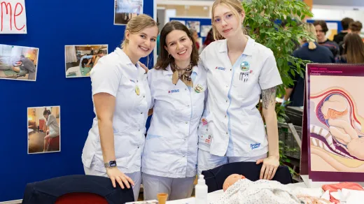 Ca. 2.300 Geburten im Jahr werden durchschnittlich am Klinikum verzeichnet. Professionell begleitet werden die Familien von einem großen Team an Hebammen.