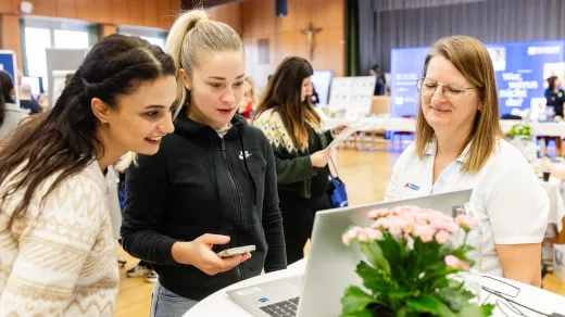 Rund 700 Schülerinnen und Schüler nutzen die Gelegenheit, sich bei den Karrieretagen am Klinikum Wels-Grieskirchen umfassend über Ausbildungs- und Karrieremöglichkeiten in der Gesundheitsversorgung zu informieren.