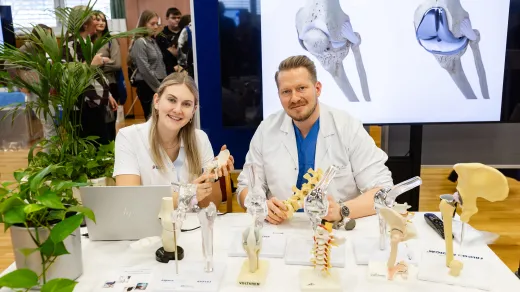 Kunstgelenke zum Anfassen: Die vielfältigen Möglichkeiten der modernen Endoprothetik präsentierte das Standangebot der Klinikum-Orthopädie.